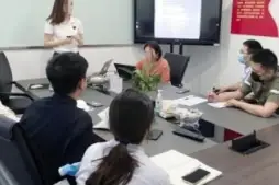 查阅和分析案卷材料